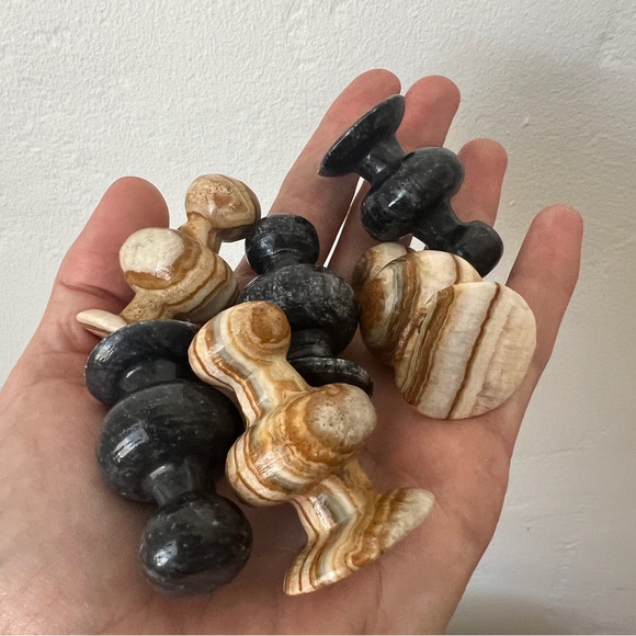 Lot of 6 hand carved onyx pawn tan black stone chess game pieces - Picture 2 of 12